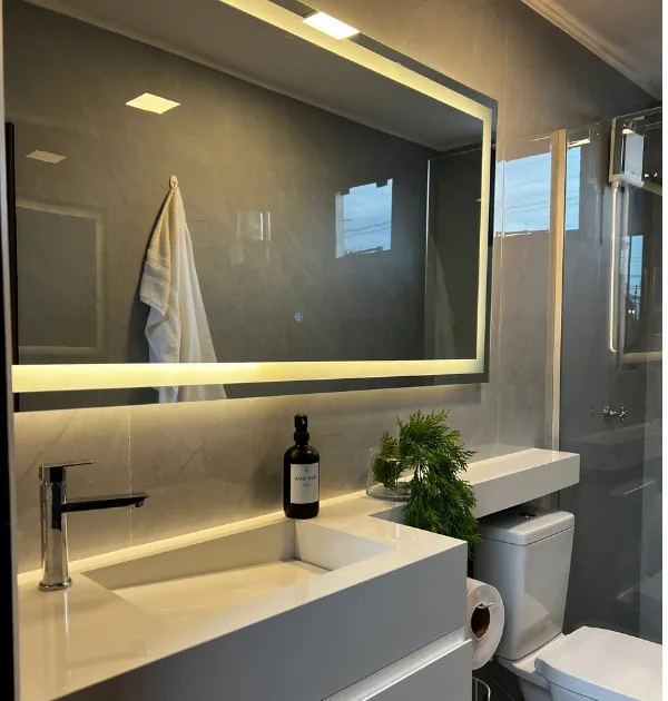 Baño de The Loft con espejo iluminado